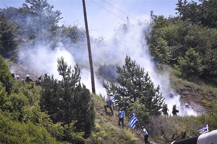 Άγριο ξύλο με διαδηλωτές εις το όνομα της «Μακεδονίας» – «Βροχή» τα χημικά υπό εντολές της κυβέρνησης – Ειρωνείες Κοτζιά κατά Ελλήνων πατριωτών